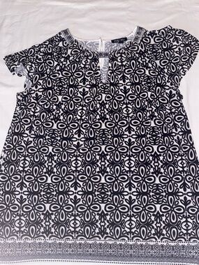 Roz & Ali Black and White Floral Print Short Sleeve Blouse
